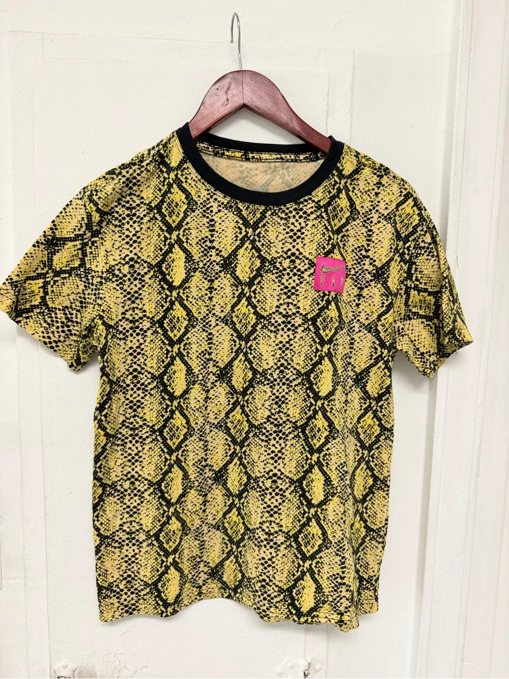 Cotton Yellow Snake-Print Short Sleeve Tee women’s size XS like new Nike